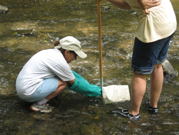 2 - Gretchen Schwartz and Katie Basiotis collecting 